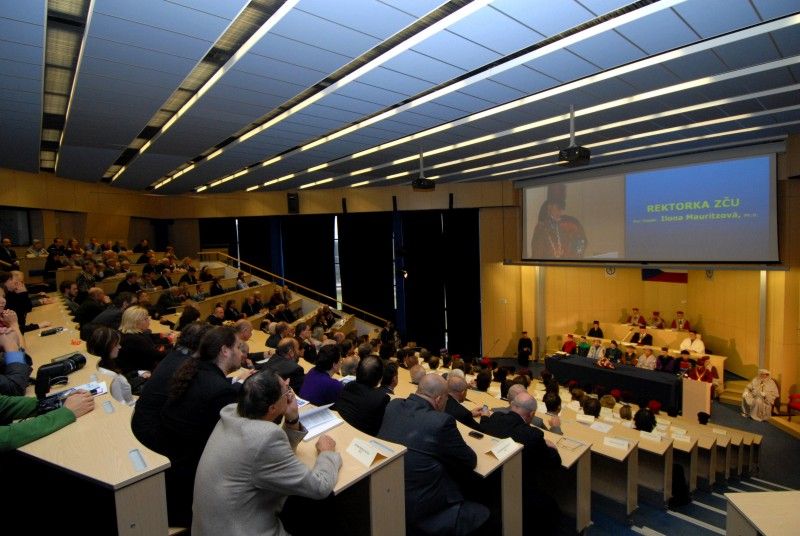 Součástí každoročního listopadového (16.11.2011) zasedání Vědecké rady Západočeské univerzity v Plzni je slavnostní předání stipendií úspěšným studentům. Nejinak tomu bylo i letos, kdy jej od města Plzně převzalo z rukou primátora Martina Baxy třináct studentek a studentů.