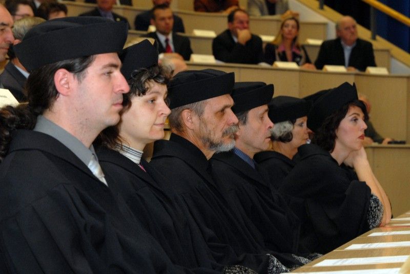 Součástí každoročního listopadového (16.11.2011) zasedání Vědecké rady Západočeské univerzity v Plzni je slavnostní předání stipendií úspěšným studentům. Nejinak tomu bylo i letos, kdy jej od města Plzně převzalo z rukou primátora Martina Baxy třináct studentek a studentů.