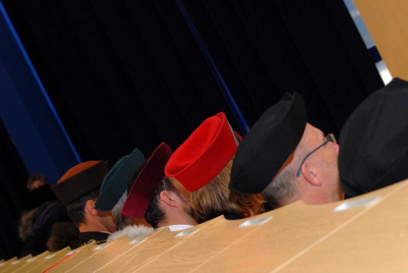 Součástí každoročního listopadového (16.11.2011) zasedání Vědecké rady Západočeské univerzity v Plzni je slavnostní předání stipendií úspěšným studentům. Nejinak tomu bylo i letos, kdy jej od města Plzně převzalo z rukou primátora Martina Baxy třináct studentek a studentů.