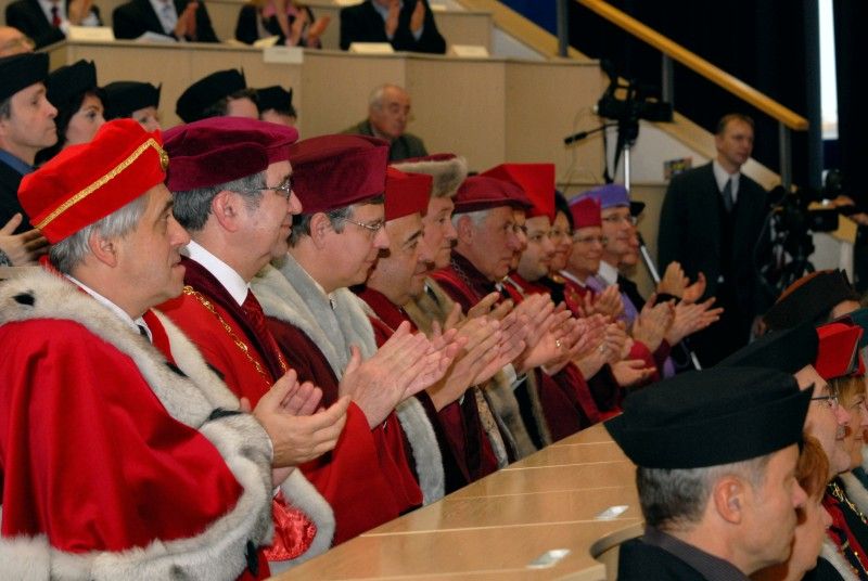 Součástí každoročního listopadového (16.11.2011) zasedání Vědecké rady Západočeské univerzity v Plzni je slavnostní předání stipendií úspěšným studentům. Nejinak tomu bylo i letos, kdy jej od města Plzně převzalo z rukou primátora Martina Baxy třináct studentek a studentů.