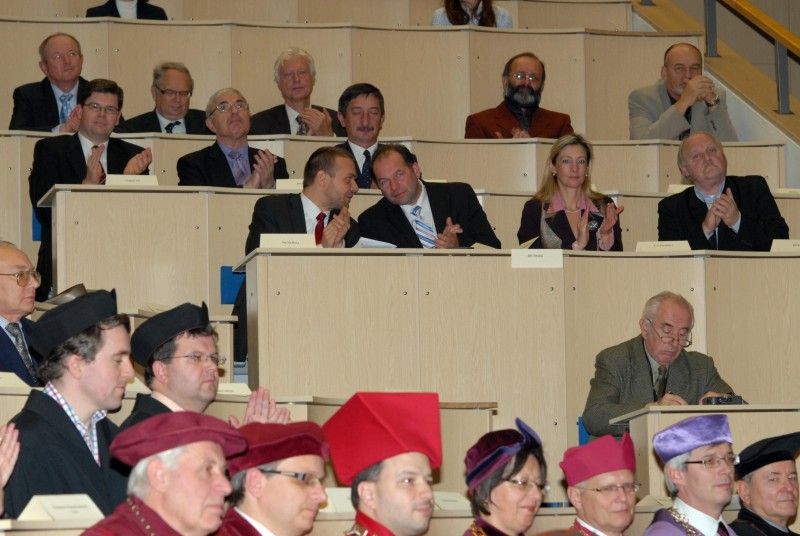 Součástí každoročního listopadového (16.11.2011) zasedání Vědecké rady Západočeské univerzity v Plzni je slavnostní předání stipendií úspěšným studentům. Nejinak tomu bylo i letos, kdy jej od města Plzně převzalo z rukou primátora Martina Baxy třináct studentek a studentů.