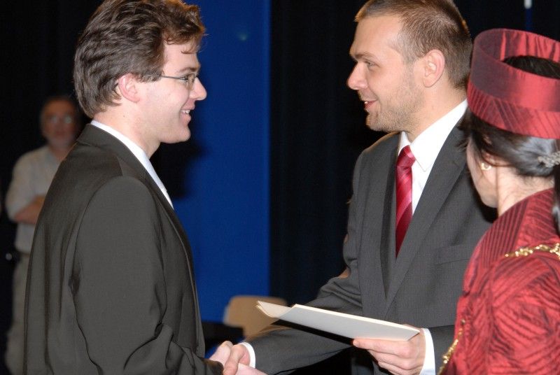 Součástí každoročního listopadového (16.11.2011) zasedání Vědecké rady Západočeské univerzity v Plzni je slavnostní předání stipendií úspěšným studentům. Nejinak tomu bylo i letos, kdy jej od města Plzně převzalo z rukou primátora Martina Baxy třináct studentek a studentů.