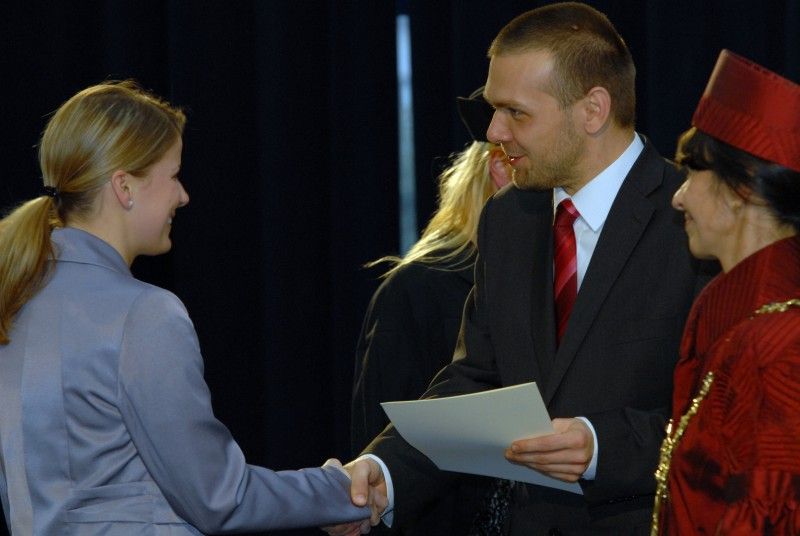 Součástí každoročního listopadového (16.11.2011) zasedání Vědecké rady Západočeské univerzity v Plzni je slavnostní předání stipendií úspěšným studentům. Nejinak tomu bylo i letos, kdy jej od města Plzně převzalo z rukou primátora Martina Baxy třináct studentek a studentů.