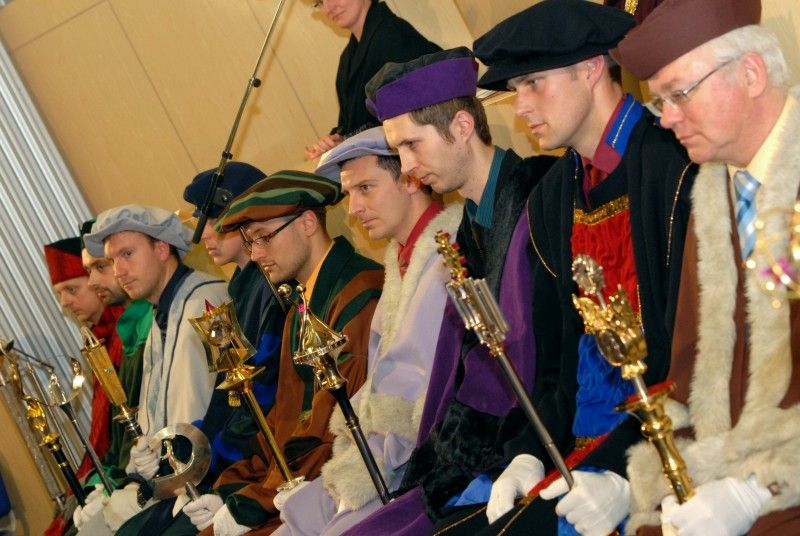 Součástí každoročního listopadového (16.11.2011) zasedání Vědecké rady Západočeské univerzity v Plzni je slavnostní předání stipendií úspěšným studentům. Nejinak tomu bylo i letos, kdy jej od města Plzně převzalo z rukou primátora Martina Baxy třináct studentek a studentů.