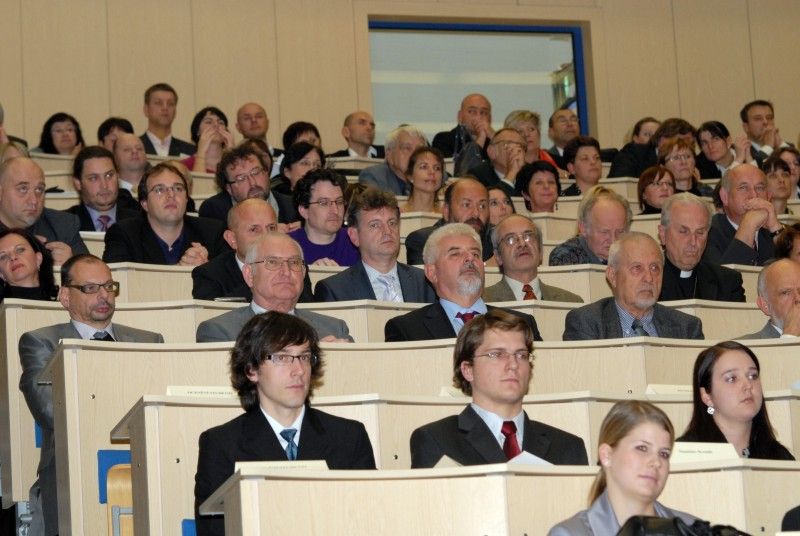 Součástí každoročního listopadového (16.11.2011) zasedání Vědecké rady Západočeské univerzity v Plzni je slavnostní předání stipendií úspěšným studentům. Nejinak tomu bylo i letos, kdy jej od města Plzně převzalo z rukou primátora Martina Baxy třináct studentek a studentů.