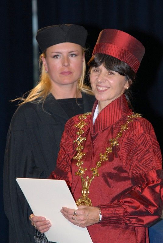 Součástí každoročního listopadového (16.11.2011) zasedání Vědecké rady Západočeské univerzity v Plzni je slavnostní předání stipendií úspěšným studentům. Nejinak tomu bylo i letos, kdy jej od města Plzně převzalo z rukou primátora Martina Baxy třináct studentek a studentů.