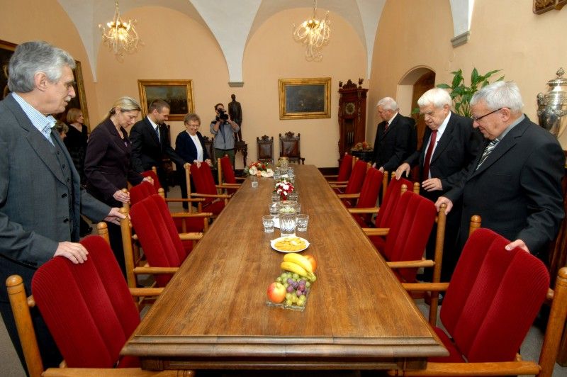 Poprvé při příležitosti 17. listopadu, Dne boje za svobodu a demokracii, udělil primátor města Plzně Martin Baxa historickou pečeť pěti významným plzeňským osobnostem a na základě rozhodnutí městského zastupitelstva také Cenu města Plzně (doc. PhDr. Vlasta Bokůvková, CSc.; MgA. Pavel Pavlovský; doc. Ing. Josef Průša, CSc.; Ing. arch. Jan Soukup; prof. Ing. Zdeněk Vostracký, DrSc.; prof. RNDr. MUDr. Jaroslav  Slípka, DrSc.).