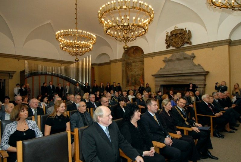 Poprvé při příležitosti 17. listopadu, Dne boje za svobodu a demokracii, udělil primátor města Plzně Martin Baxa historickou pečeť pěti významným plzeňským osobnostem a na základě rozhodnutí městského zastupitelstva také Cenu města Plzně (doc. PhDr. Vlasta Bokůvková, CSc.; MgA. Pavel Pavlovský; doc. Ing. Josef Průša, CSc.; Ing. arch. Jan Soukup; prof. Ing. Zdeněk Vostracký, DrSc.; prof. RNDr. MUDr. Jaroslav  Slípka, DrSc.).