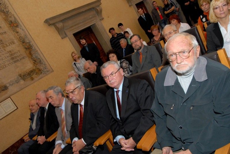 Poprvé při příležitosti 17. listopadu, Dne boje za svobodu a demokracii, udělil primátor města Plzně Martin Baxa historickou pečeť pěti významným plzeňským osobnostem a na základě rozhodnutí městského zastupitelstva také Cenu města Plzně (doc. PhDr. Vlasta Bokůvková, CSc.; MgA. Pavel Pavlovský; doc. Ing. Josef Průša, CSc.; Ing. arch. Jan Soukup; prof. Ing. Zdeněk Vostracký, DrSc.; prof. RNDr. MUDr. Jaroslav  Slípka, DrSc.).