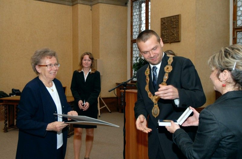 Poprvé při příležitosti 17. listopadu, Dne boje za svobodu a demokracii, udělil primátor města Plzně Martin Baxa historickou pečeť pěti významným plzeňským osobnostem a na základě rozhodnutí městského zastupitelstva také Cenu města Plzně (doc. PhDr. Vlasta Bokůvková, CSc.; MgA. Pavel Pavlovský; doc. Ing. Josef Průša, CSc.; Ing. arch. Jan Soukup; prof. Ing. Zdeněk Vostracký, DrSc.; prof. RNDr. MUDr. Jaroslav  Slípka, DrSc.).