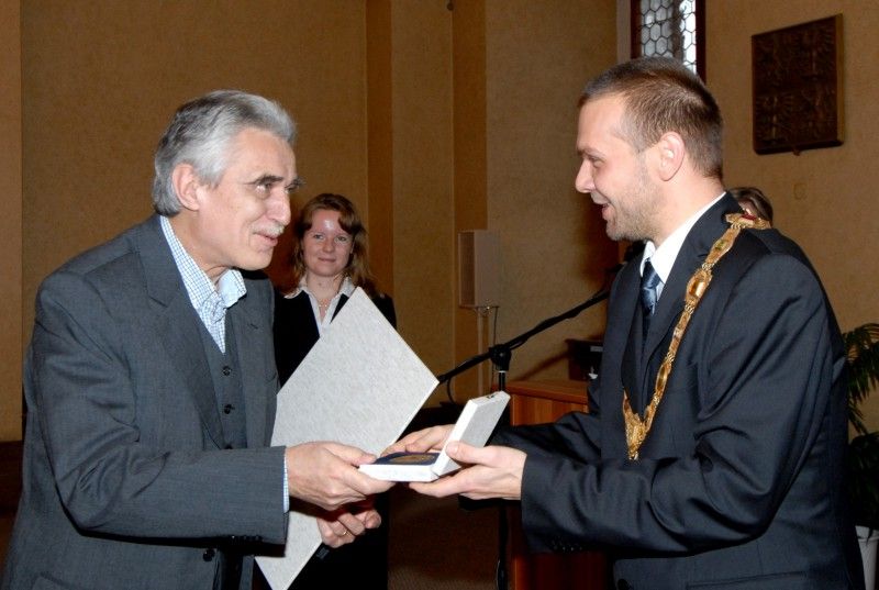 Poprvé při příležitosti 17. listopadu, Dne boje za svobodu a demokracii, udělil primátor města Plzně Martin Baxa historickou pečeť pěti významným plzeňským osobnostem a na základě rozhodnutí městského zastupitelstva také Cenu města Plzně (doc. PhDr. Vlasta Bokůvková, CSc.; MgA. Pavel Pavlovský; doc. Ing. Josef Průša, CSc.; Ing. arch. Jan Soukup; prof. Ing. Zdeněk Vostracký, DrSc.; prof. RNDr. MUDr. Jaroslav  Slípka, DrSc.).