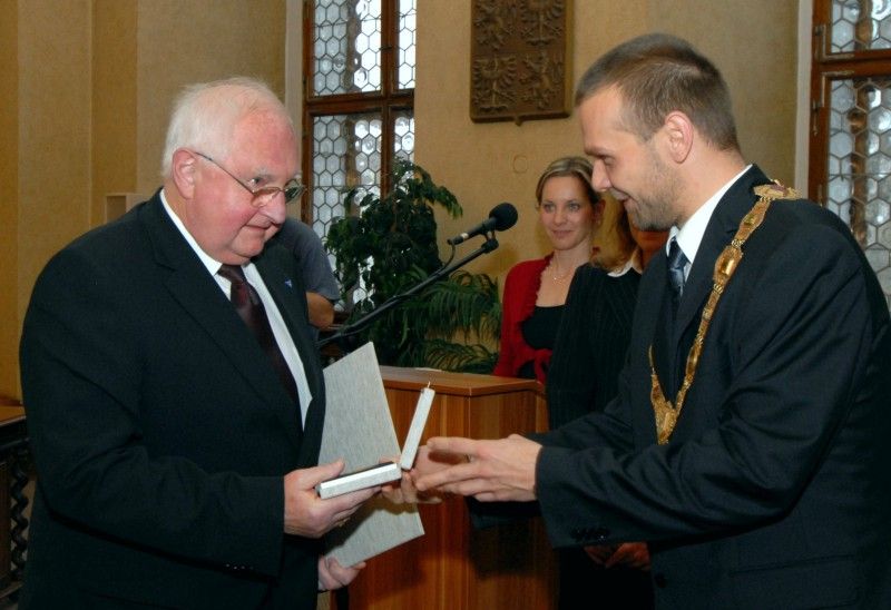 Poprvé při příležitosti 17. listopadu, Dne boje za svobodu a demokracii, udělil primátor města Plzně Martin Baxa historickou pečeť pěti významným plzeňským osobnostem a na základě rozhodnutí městského zastupitelstva také Cenu města Plzně (doc. PhDr. Vlasta Bokůvková, CSc.; MgA. Pavel Pavlovský; doc. Ing. Josef Průša, CSc.; Ing. arch. Jan Soukup; prof. Ing. Zdeněk Vostracký, DrSc.; prof. RNDr. MUDr. Jaroslav  Slípka, DrSc.).