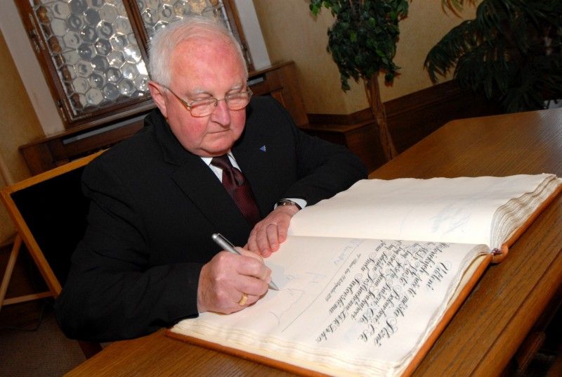 Poprvé při příležitosti 17. listopadu, Dne boje za svobodu a demokracii, udělil primátor města Plzně Martin Baxa historickou pečeť pěti významným plzeňským osobnostem a na základě rozhodnutí městského zastupitelstva také Cenu města Plzně (doc. PhDr. Vlasta Bokůvková, CSc.; MgA. Pavel Pavlovský; doc. Ing. Josef Průša, CSc.; Ing. arch. Jan Soukup; prof. Ing. Zdeněk Vostracký, DrSc.; prof. RNDr. MUDr. Jaroslav  Slípka, DrSc.).