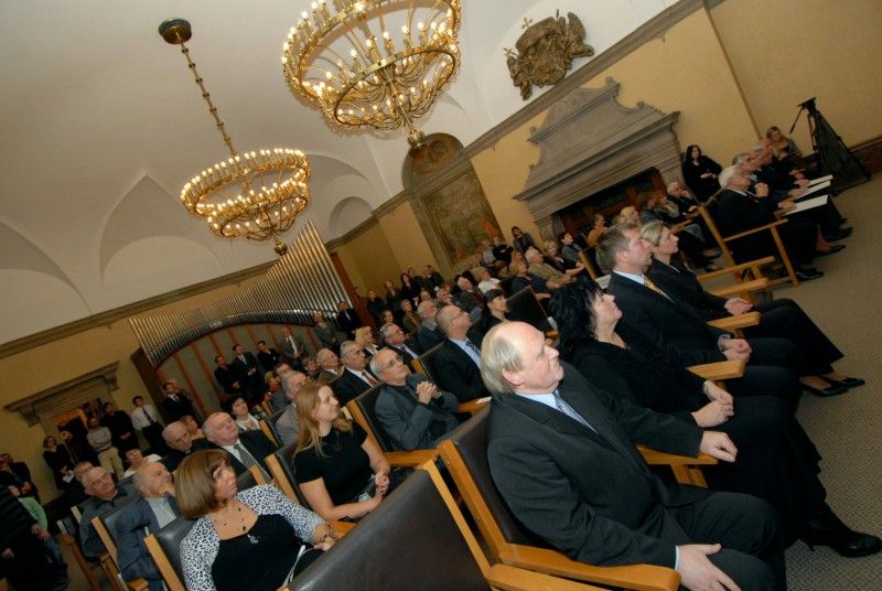 Poprvé při příležitosti 17. listopadu, Dne boje za svobodu a demokracii, udělil primátor města Plzně Martin Baxa historickou pečeť pěti významným plzeňským osobnostem a na základě rozhodnutí městského zastupitelstva také Cenu města Plzně (doc. PhDr. Vlasta Bokůvková, CSc.; MgA. Pavel Pavlovský; doc. Ing. Josef Průša, CSc.; Ing. arch. Jan Soukup; prof. Ing. Zdeněk Vostracký, DrSc.; prof. RNDr. MUDr. Jaroslav  Slípka, DrSc.).