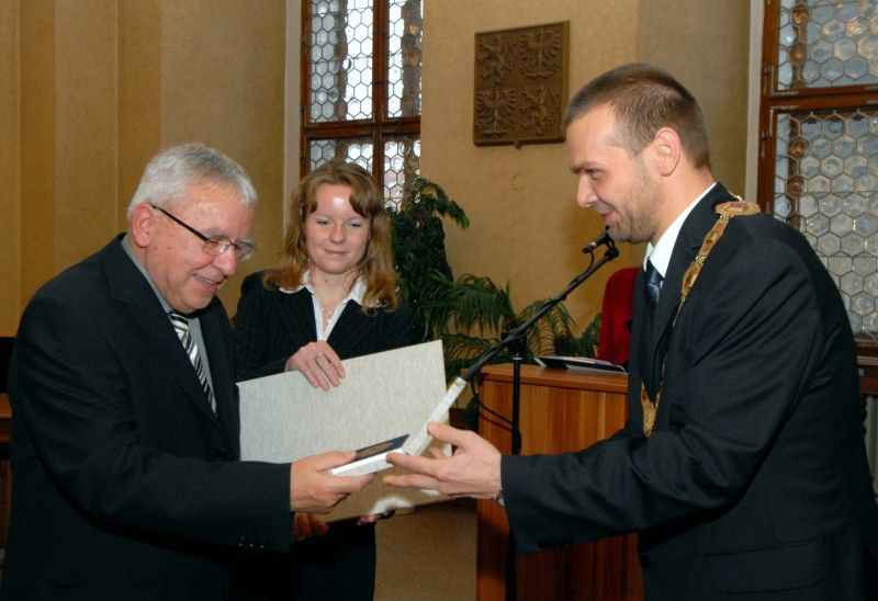 Poprvé při příležitosti 17. listopadu, Dne boje za svobodu a demokracii, udělil primátor města Plzně Martin Baxa historickou pečeť pěti významným plzeňským osobnostem a na základě rozhodnutí městského zastupitelstva také Cenu města Plzně (doc. PhDr. Vlasta Bokůvková, CSc.; MgA. Pavel Pavlovský; doc. Ing. Josef Průša, CSc.; Ing. arch. Jan Soukup; prof. Ing. Zdeněk Vostracký, DrSc.; prof. RNDr. MUDr. Jaroslav  Slípka, DrSc.).
