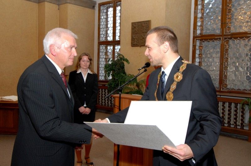Poprvé při příležitosti 17. listopadu, Dne boje za svobodu a demokracii, udělil primátor města Plzně Martin Baxa historickou pečeť pěti významným plzeňským osobnostem a na základě rozhodnutí městského zastupitelstva také Cenu města Plzně (doc. PhDr. Vlasta Bokůvková, CSc.; MgA. Pavel Pavlovský; doc. Ing. Josef Průša, CSc.; Ing. arch. Jan Soukup; prof. Ing. Zdeněk Vostracký, DrSc.; prof. RNDr. MUDr. Jaroslav  Slípka, DrSc.).