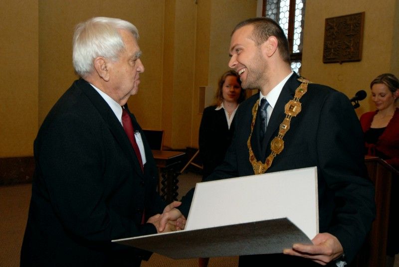 Poprvé při příležitosti 17. listopadu, Dne boje za svobodu a demokracii, udělil primátor města Plzně Martin Baxa historickou pečeť pěti významným plzeňským osobnostem a na základě rozhodnutí městského zastupitelstva také Cenu města Plzně (doc. PhDr. Vlasta Bokůvková, CSc.; MgA. Pavel Pavlovský; doc. Ing. Josef Průša, CSc.; Ing. arch. Jan Soukup; prof. Ing. Zdeněk Vostracký, DrSc.; prof. RNDr. MUDr. Jaroslav  Slípka, DrSc.).