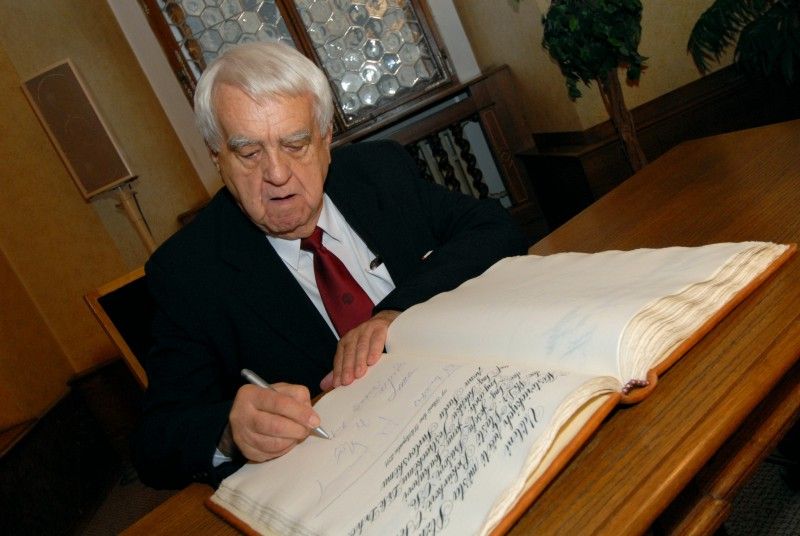 Poprvé při příležitosti 17. listopadu, Dne boje za svobodu a demokracii, udělil primátor města Plzně Martin Baxa historickou pečeť pěti významným plzeňským osobnostem a na základě rozhodnutí městského zastupitelstva také Cenu města Plzně (doc. PhDr. Vlasta Bokůvková, CSc.; MgA. Pavel Pavlovský; doc. Ing. Josef Průša, CSc.; Ing. arch. Jan Soukup; prof. Ing. Zdeněk Vostracký, DrSc.; prof. RNDr. MUDr. Jaroslav  Slípka, DrSc.).