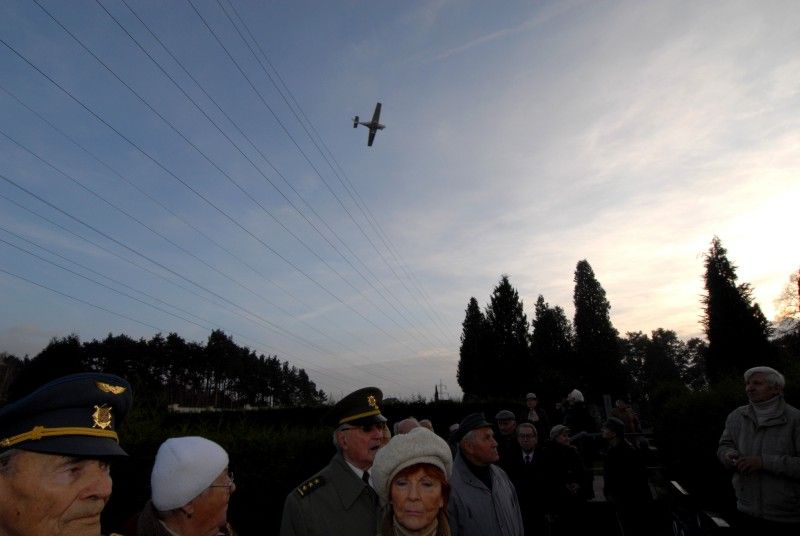 Sté výročí narození válečného letce Jana Prokopa si dnes (18.11.2011) připomněli účastníci pietního aktu na hřbitově v Bolevci. Krátké vzpomínky, ve které byl především zmíněn život vzácného a statečného člověka, se zúčastnil také primátor města Plzně Martin Baxa.