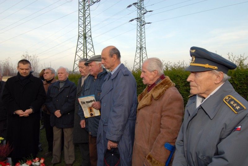 Sté výročí narození válečného letce Jana Prokopa si dnes (18.11.2011) připomněli účastníci pietního aktu na hřbitově v Bolevci. Krátké vzpomínky, ve které byl především zmíněn život vzácného a statečného člověka, se zúčastnil také primátor města Plzně Martin Baxa.