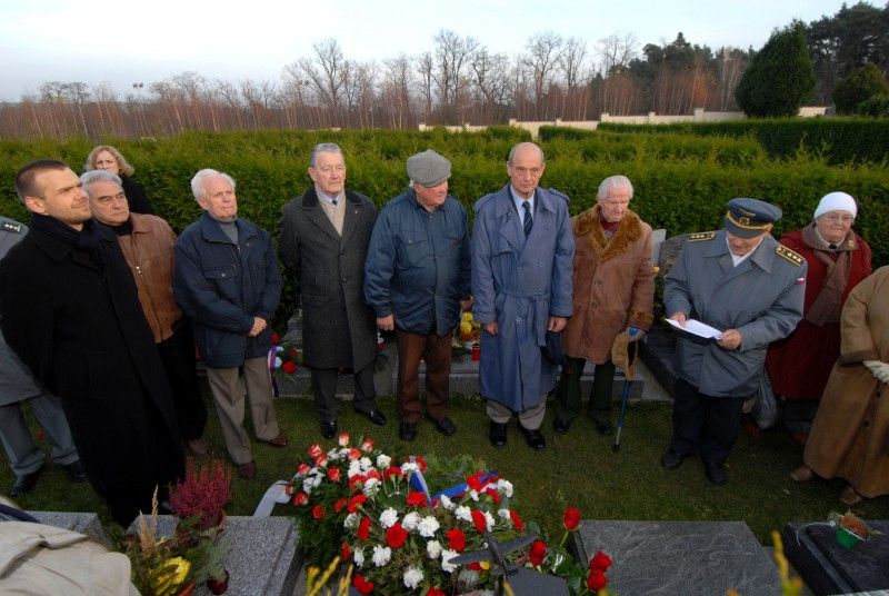 Sté výročí narození válečného letce Jana Prokopa si dnes (18.11.2011) připomněli účastníci pietního aktu na hřbitově v Bolevci. Krátké vzpomínky, ve které byl především zmíněn život vzácného a statečného člověka, se zúčastnil také primátor města Plzně Martin Baxa.