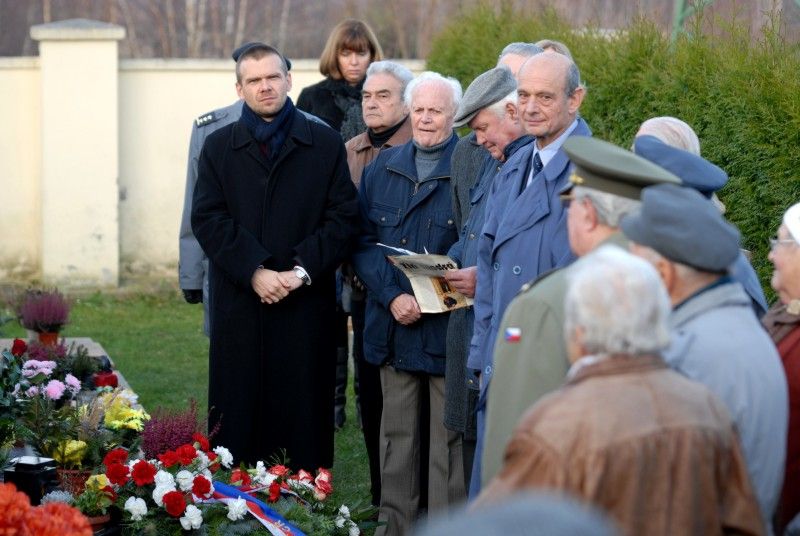 Sté výročí narození válečného letce Jana Prokopa si dnes (18.11.2011) připomněli účastníci pietního aktu na hřbitově v Bolevci. Krátké vzpomínky, ve které byl především zmíněn život vzácného a statečného člověka, se zúčastnil také primátor města Plzně Martin Baxa.