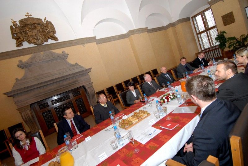 Pracovní charakter mělo první jednání současného vedení Západočeské univerzity v Plzni a členů Rady města Plzně, které se z iniciativy primátora Martina Baxy uskutečnilo dnes (22.11.2011) v obřadní síni plzeňské radnice.