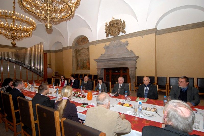 Pracovní charakter mělo první jednání současného vedení Západočeské univerzity v Plzni a členů Rady města Plzně, které se z iniciativy primátora Martina Baxy uskutečnilo dnes (22.11.2011) v obřadní síni plzeňské radnice.