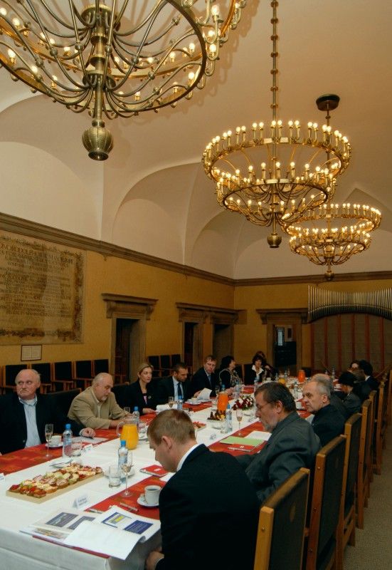 Pracovní charakter mělo první jednání současného vedení Západočeské univerzity v Plzni a členů Rady města Plzně, které se z iniciativy primátora Martina Baxy uskutečnilo dnes (22.11.2011) v obřadní síni plzeňské radnice.