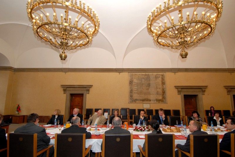 Pracovní charakter mělo první jednání současného vedení Západočeské univerzity v Plzni a členů Rady města Plzně, které se z iniciativy primátora Martina Baxy uskutečnilo dnes (22.11.2011) v obřadní síni plzeňské radnice.