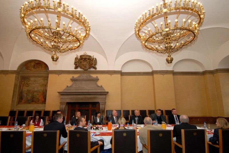 Pracovní charakter mělo první jednání současného vedení Západočeské univerzity v Plzni a členů Rady města Plzně, které se z iniciativy primátora Martina Baxy uskutečnilo dnes (22.11.2011) v obřadní síni plzeňské radnice.