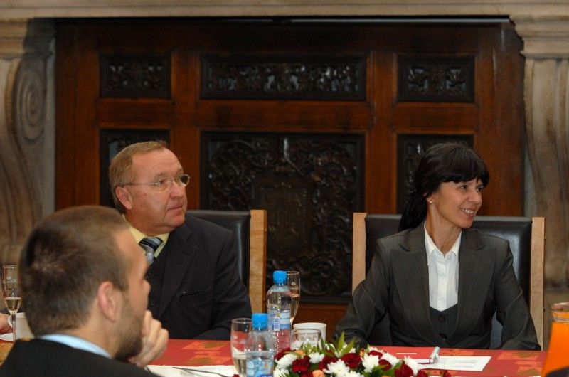 Pracovní charakter mělo první jednání současného vedení Západočeské univerzity v Plzni a členů Rady města Plzně, které se z iniciativy primátora Martina Baxy uskutečnilo dnes (22.11.2011) v obřadní síni plzeňské radnice.