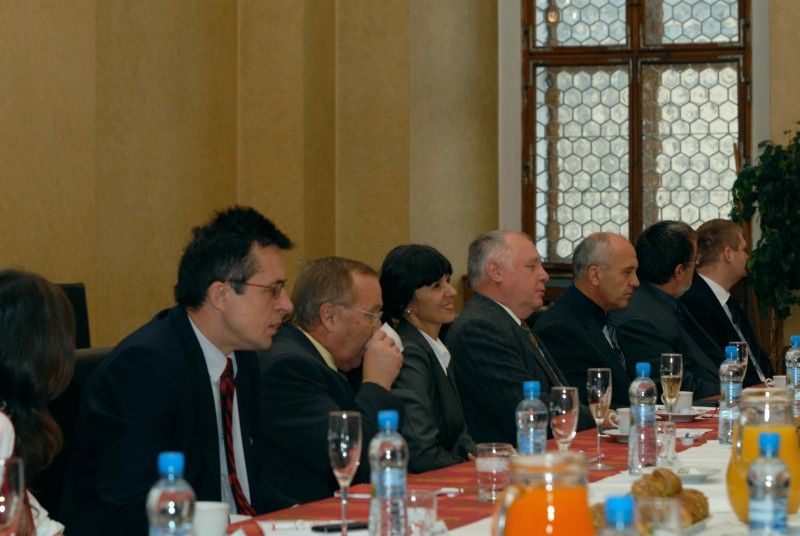 Pracovní charakter mělo první jednání současného vedení Západočeské univerzity v Plzni a členů Rady města Plzně, které se z iniciativy primátora Martina Baxy uskutečnilo dnes (22.11.2011) v obřadní síni plzeňské radnice.