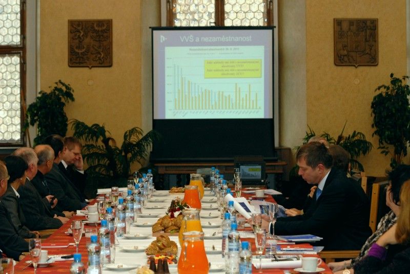 Pracovní charakter mělo první jednání současného vedení Západočeské univerzity v Plzni a členů Rady města Plzně, které se z iniciativy primátora Martina Baxy uskutečnilo dnes (22.11.2011) v obřadní síni plzeňské radnice.