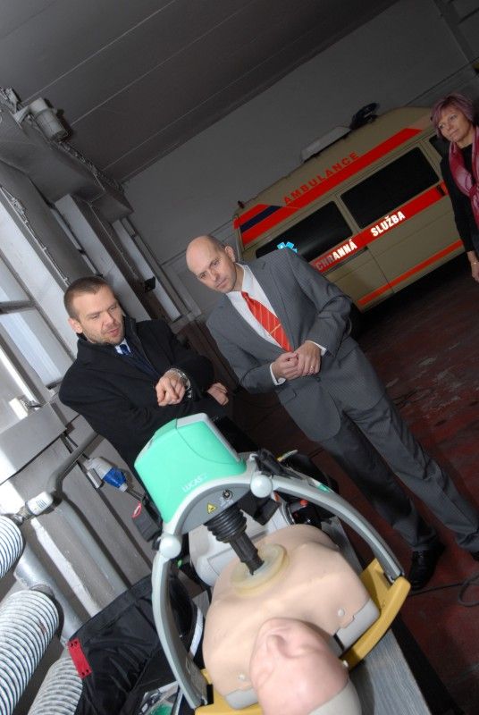 Operační středisko Zdravotnické záchranné služby Plzeňského kraje (ZZS PK) se sídlem v Plzni dnes (23.11.2011) navštívil primátor Martin Baxa. Jednalo se o první návštěvu reprezentace města od roku 2003,  kdy se okresní záchranné služby začaly postupně slučovat do jednoho krajského střediska.