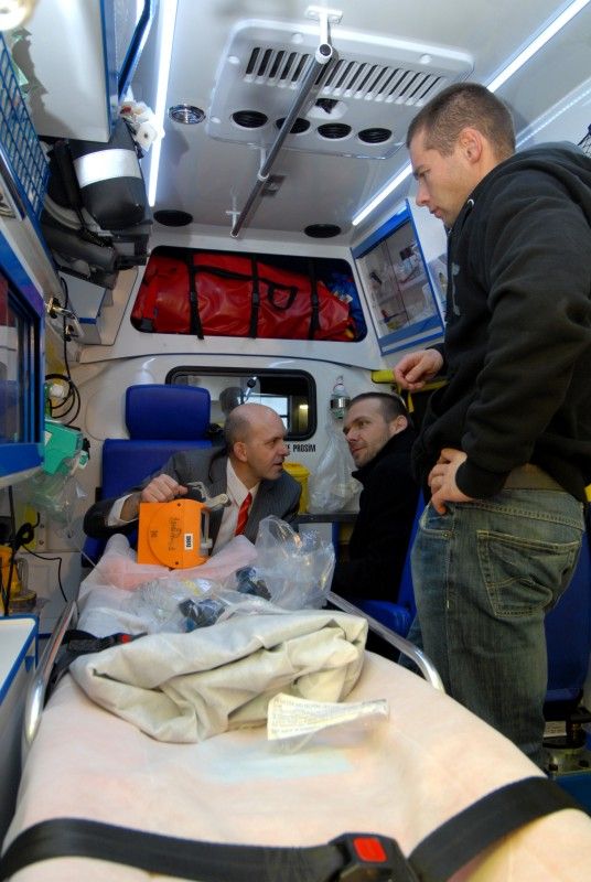 Operační středisko Zdravotnické záchranné služby Plzeňského kraje (ZZS PK) se sídlem v Plzni dnes (23.11.2011) navštívil primátor Martin Baxa. Jednalo se o první návštěvu reprezentace města od roku 2003,  kdy se okresní záchranné služby začaly postupně slučovat do jednoho krajského střediska.