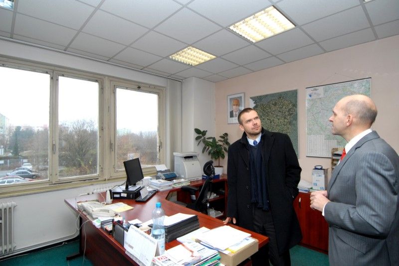 Operační středisko Zdravotnické záchranné služby Plzeňského kraje (ZZS PK) se sídlem v Plzni dnes (23.11.2011) navštívil primátor Martin Baxa. Jednalo se o první návštěvu reprezentace města od roku 2003,  kdy se okresní záchranné služby začaly postupně slučovat do jednoho krajského střediska.