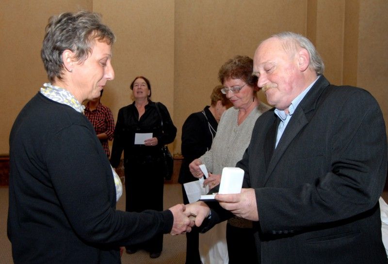 Radní Kuthan předal dárcům krve Janského plakety