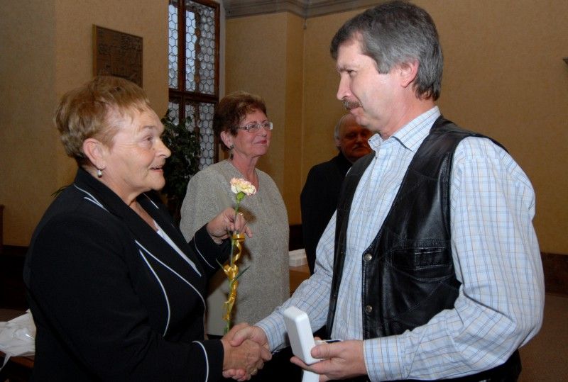 Zlaté a stříbrné Janského plakety dnes (23.11.2011) z rukou radního pro sociální věci a zdravotnictví Jiřího Kuthana v obřadní síni plzeňské radnice převzali dárci krve.