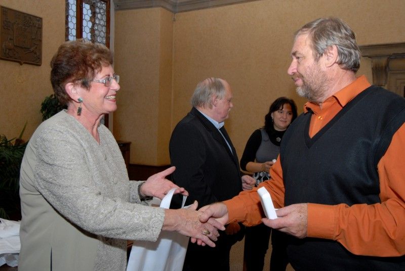 Zlaté a stříbrné Janského plakety dnes (23.11.2011) z rukou radního pro sociální věci a zdravotnictví Jiřího Kuthana v obřadní síni plzeňské radnice převzali dárci krve.