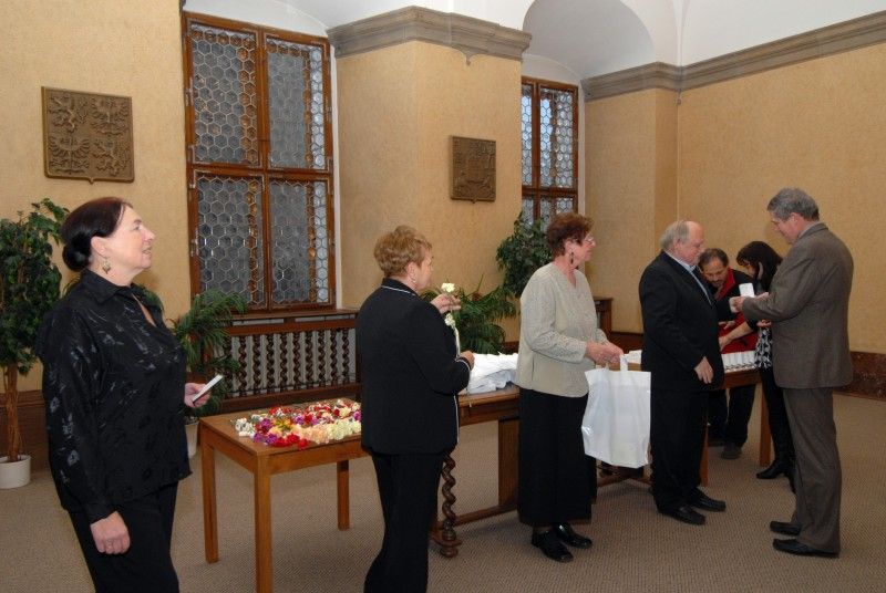 Zlaté a stříbrné Janského plakety dnes (23.11.2011) z rukou radního pro sociální věci a zdravotnictví Jiřího Kuthana v obřadní síni plzeňské radnice převzali dárci krve.