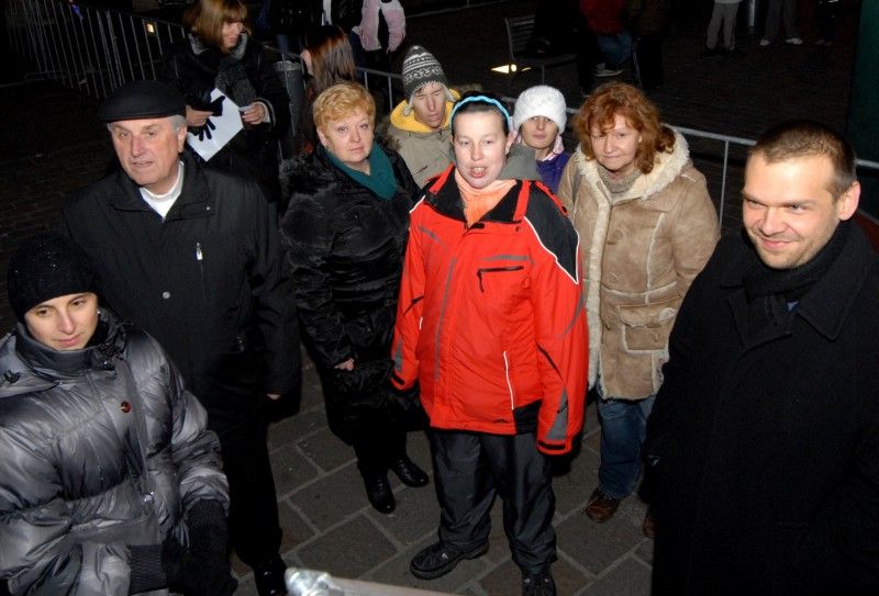 Stovky lidí se dnes (27.11.2011) přišly podívat na náměstí Republiky, kde byl v podvečer rozsvícen tradiční vánoční strom. V 16 hodin ožilo náměstí sváteční atmosférou, o kterou se postaraly plzeňské dětské sbory Javořičky, Mariella, Grey Donkeys a Plzeňský dětský sbor. Přesně v 18 hodin rozsvítili společně s primátorem Martinem Baxou a plzeňským biskupem Františkem Radkovským vánoční strom děti z Městského ústavu sociálních služeb a děti z rodiny, která čtrnáctimetrovou jedli ze své zahrady věnovala městu.