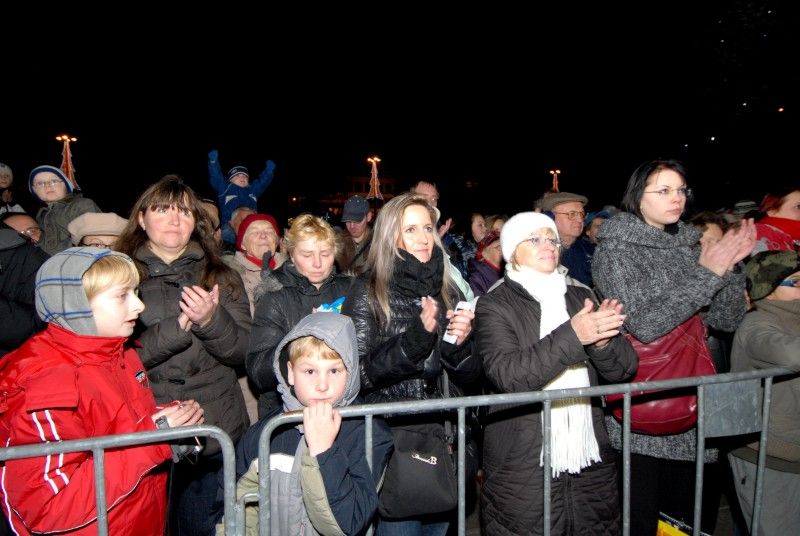 Stovky lidí se dnes (27.11.2011) přišly podívat na náměstí Republiky, kde byl v podvečer rozsvícen tradiční vánoční strom. V 16 hodin ožilo náměstí sváteční atmosférou, o kterou se postaraly plzeňské dětské sbory Javořičky, Mariella, Grey Donkeys a Plzeňský dětský sbor. Přesně v 18 hodin rozsvítili společně s primátorem Martinem Baxou a plzeňským biskupem Františkem Radkovským vánoční strom děti z Městského ústavu sociálních služeb a děti z rodiny, která čtrnáctimetrovou jedli ze své zahrady věnovala městu.