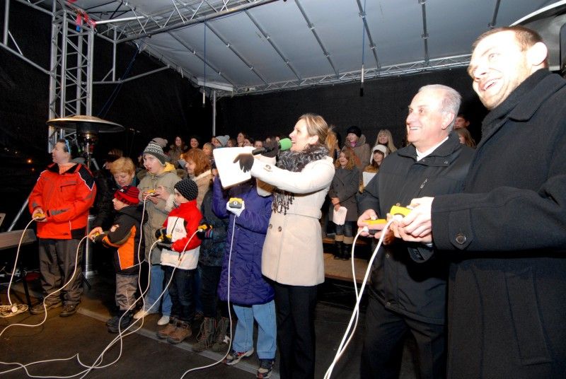 Stovky lidí se dnes (27.11.2011) přišly podívat na náměstí Republiky, kde byl v podvečer rozsvícen tradiční vánoční strom. V 16 hodin ožilo náměstí sváteční atmosférou, o kterou se postaraly plzeňské dětské sbory Javořičky, Mariella, Grey Donkeys a Plzeňský dětský sbor. Přesně v 18 hodin rozsvítili společně s primátorem Martinem Baxou a plzeňským biskupem Františkem Radkovským vánoční strom děti z Městského ústavu sociálních služeb a děti z rodiny, která čtrnáctimetrovou jedli ze své zahrady věnovala městu.