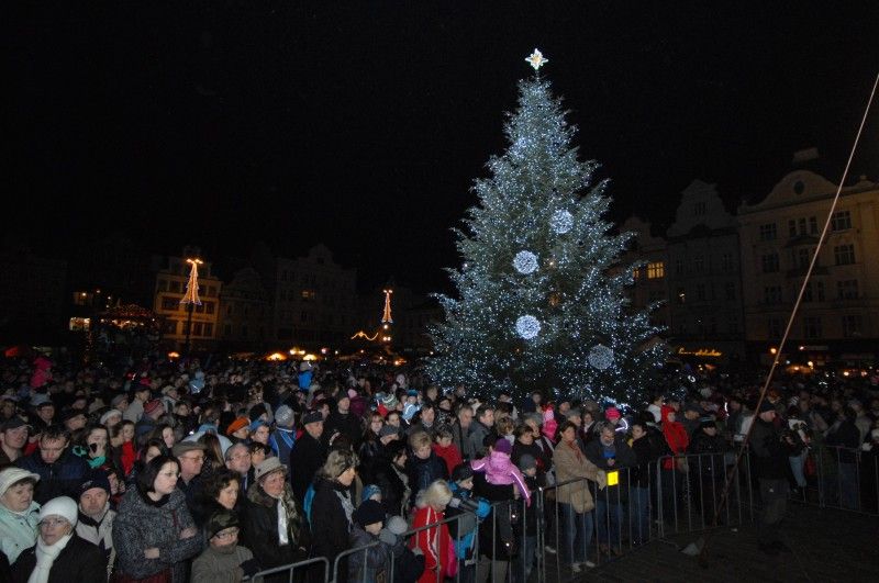 Stovky lidí se dnes (27.11.2011) přišly podívat na náměstí Republiky, kde byl v podvečer rozsvícen tradiční vánoční strom. V 16 hodin ožilo náměstí sváteční atmosférou, o kterou se postaraly plzeňské dětské sbory Javořičky, Mariella, Grey Donkeys a Plzeňský dětský sbor. Přesně v 18 hodin rozsvítili společně s primátorem Martinem Baxou a plzeňským biskupem Františkem Radkovským vánoční strom děti z Městského ústavu sociálních služeb a děti z rodiny, která čtrnáctimetrovou jedli ze své zahrady věnovala městu.