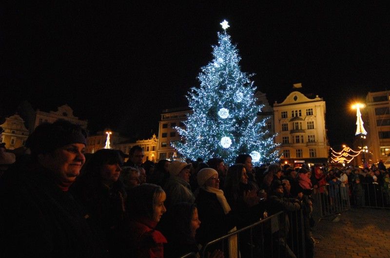 V Plzni se rozzářil vánoční strom