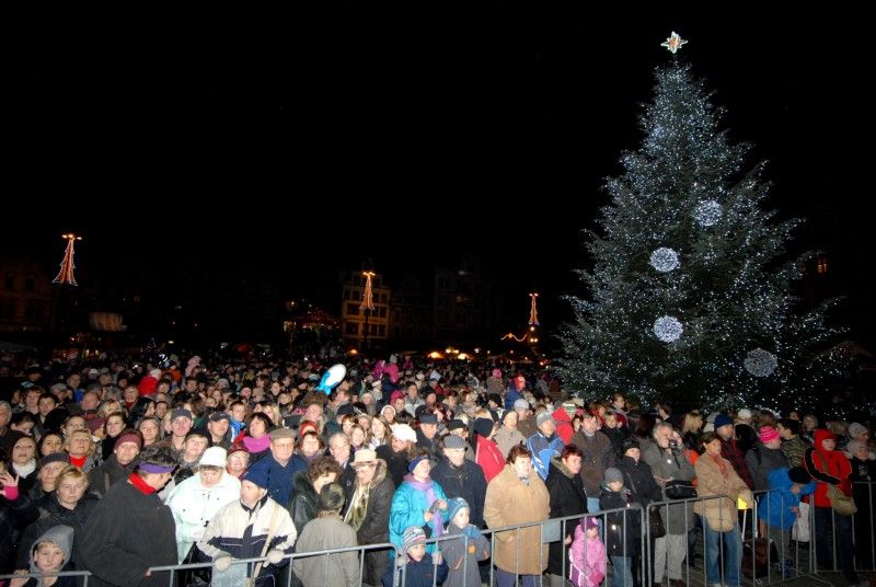 Stovky lidí se dnes (27.11.2011) přišly podívat na náměstí Republiky, kde byl v podvečer rozsvícen tradiční vánoční strom. V 16 hodin ožilo náměstí sváteční atmosférou, o kterou se postaraly plzeňské dětské sbory Javořičky, Mariella, Grey Donkeys a Plzeňský dětský sbor. Přesně v 18 hodin rozsvítili společně s primátorem Martinem Baxou a plzeňským biskupem Františkem Radkovským vánoční strom děti z Městského ústavu sociálních služeb a děti z rodiny, která čtrnáctimetrovou jedli ze své zahrady věnovala městu.