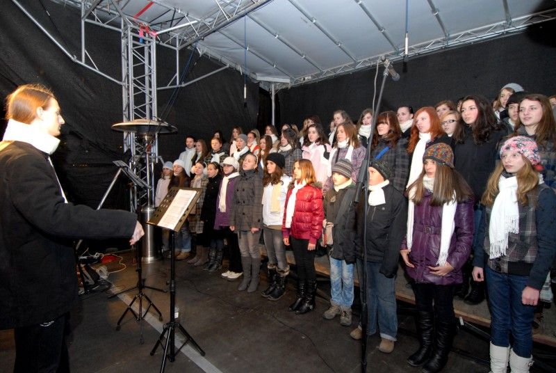 Stovky lidí se dnes (27.11.2011) přišly podívat na náměstí Republiky, kde byl v podvečer rozsvícen tradiční vánoční strom. V 16 hodin ožilo náměstí sváteční atmosférou, o kterou se postaraly plzeňské dětské sbory Javořičky, Mariella, Grey Donkeys a Plzeňský dětský sbor. Přesně v 18 hodin rozsvítili společně s primátorem Martinem Baxou a plzeňským biskupem Františkem Radkovským vánoční strom děti z Městského ústavu sociálních služeb a děti z rodiny, která čtrnáctimetrovou jedli ze své zahrady věnovala městu.