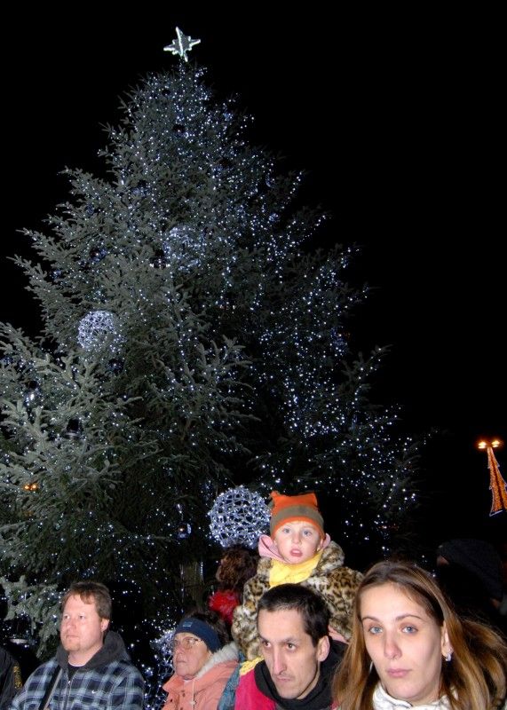 Stovky lidí se dnes (27.11.2011) přišly podívat na náměstí Republiky, kde byl v podvečer rozsvícen tradiční vánoční strom. V 16 hodin ožilo náměstí sváteční atmosférou, o kterou se postaraly plzeňské dětské sbory Javořičky, Mariella, Grey Donkeys a Plzeňský dětský sbor. Přesně v 18 hodin rozsvítili společně s primátorem Martinem Baxou a plzeňským biskupem Františkem Radkovským vánoční strom děti z Městského ústavu sociálních služeb a děti z rodiny, která čtrnáctimetrovou jedli ze své zahrady věnovala městu.