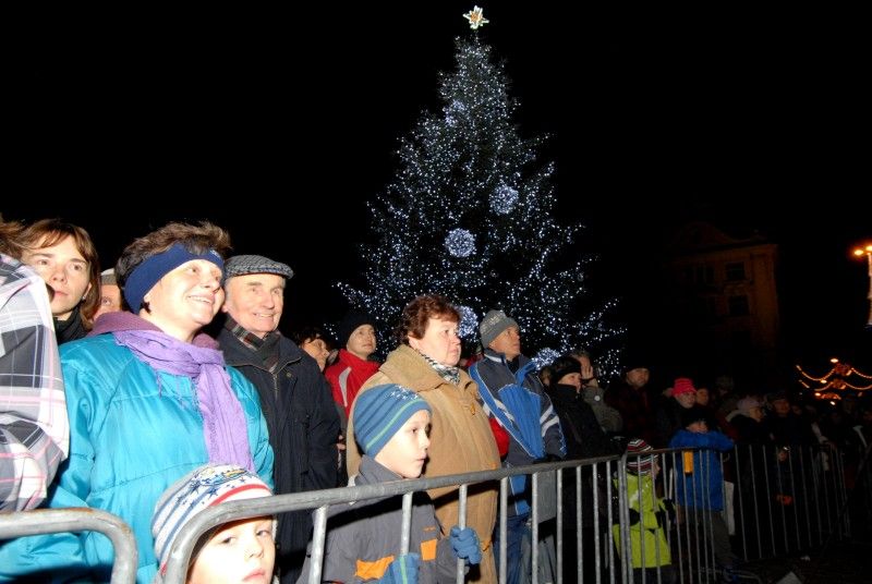 Stovky lidí se dnes (27.11.2011) přišly podívat na náměstí Republiky, kde byl v podvečer rozsvícen tradiční vánoční strom. V 16 hodin ožilo náměstí sváteční atmosférou, o kterou se postaraly plzeňské dětské sbory Javořičky, Mariella, Grey Donkeys a Plzeňský dětský sbor. Přesně v 18 hodin rozsvítili společně s primátorem Martinem Baxou a plzeňským biskupem Františkem Radkovským vánoční strom děti z Městského ústavu sociálních služeb a děti z rodiny, která čtrnáctimetrovou jedli ze své zahrady věnovala městu.